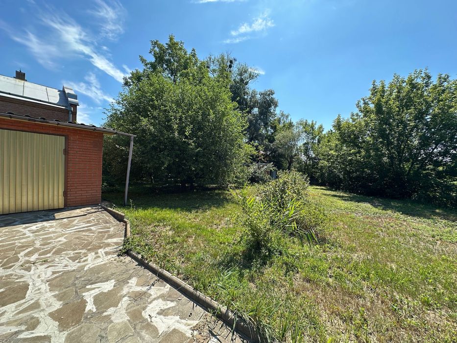 Продається ділянка 0.5 га з 3-ма окремими будинкам