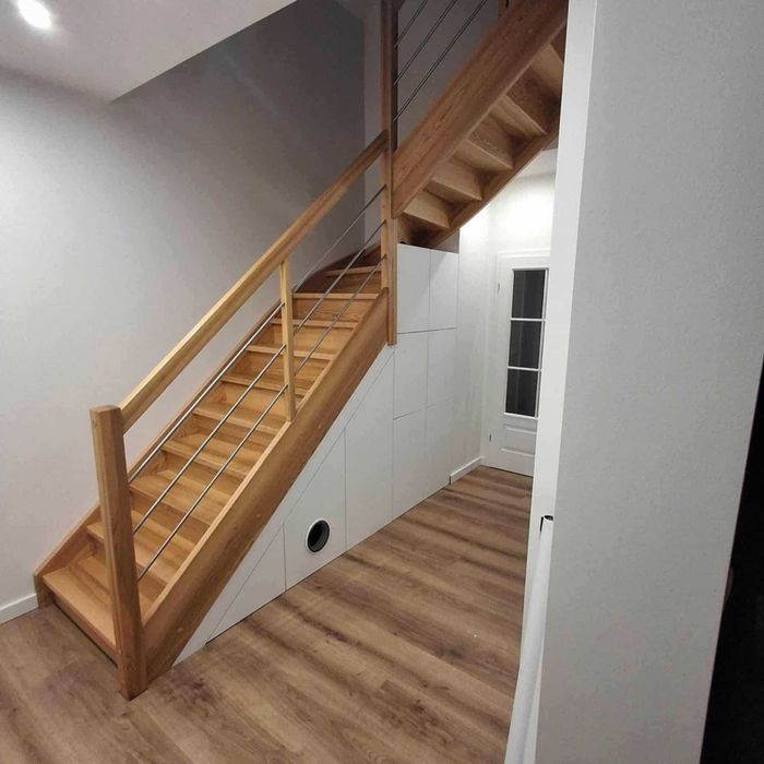 Schody drewniane samonośne , na beton , dywanowe