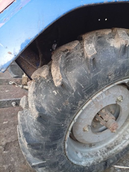 Продам трактор ,відмінному стані все працює ,.нова резина перед зад .