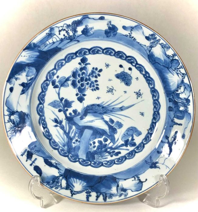 Prato de porcelana chinesa antiga, c. 1720, período Kangxi, com pavão
