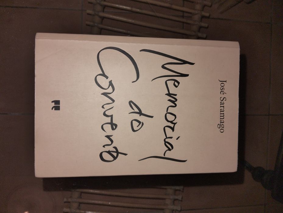 Livro " Memorial do Convento" de José Saramago