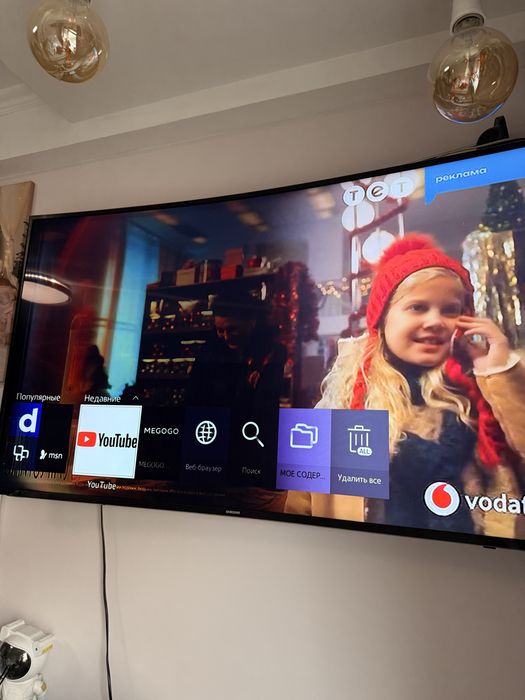 SAMSUNG  UHD-телевізор вигнутий