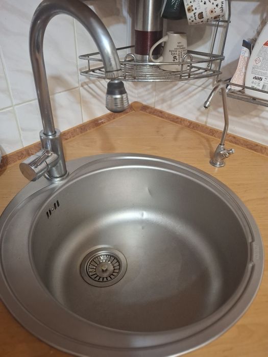 Кухонні меблі з мийкою та вбудованою побутовою технікою