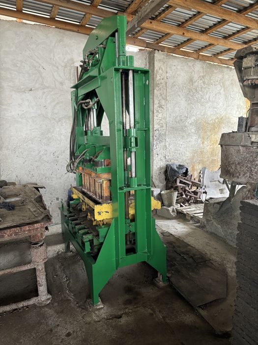 Вібропрес для виготовлення бетоних блоків та тротуарноі плитки