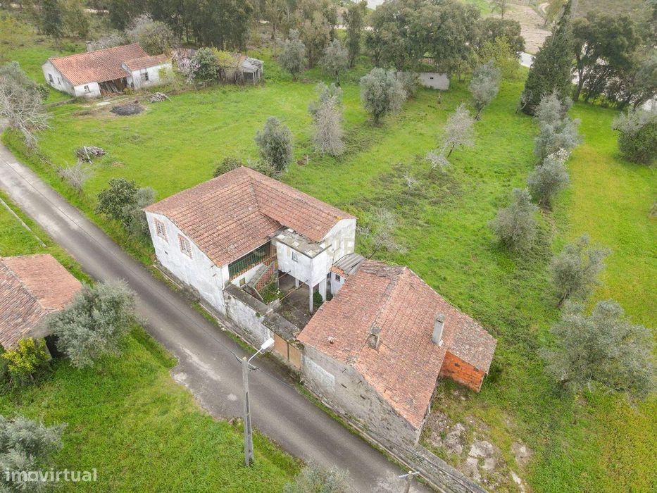 Moradia T3 para recuperar com terreno a 1,5km do centro de Vila Nova d