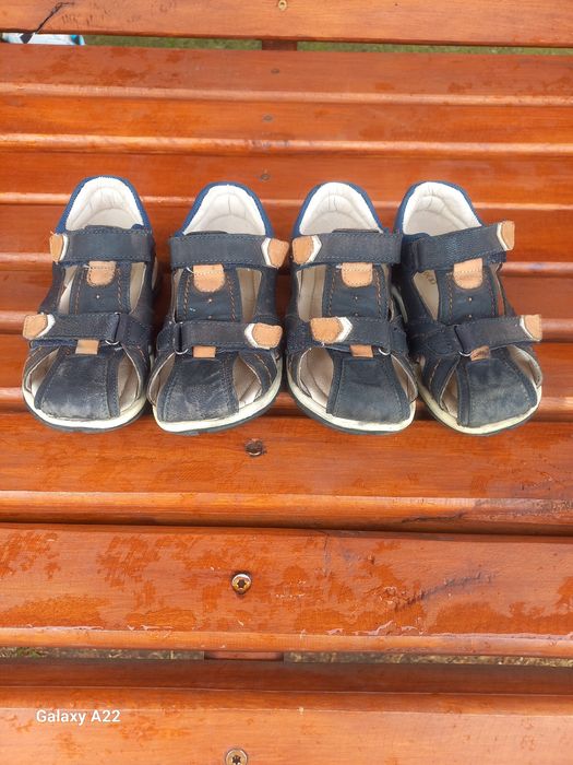 Босоніжки для двійні