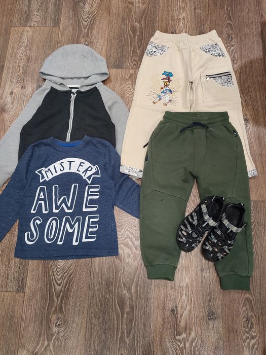 Віддам безкоштовно одяг дитячий