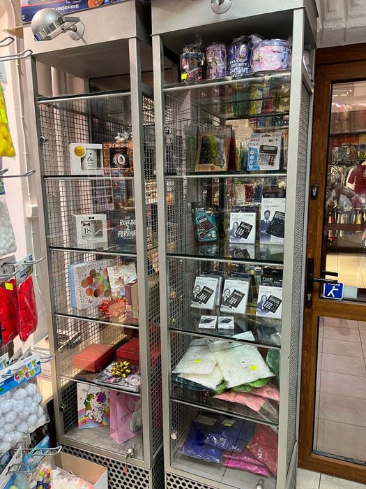 Witryna szklana zamykana na kluczyk