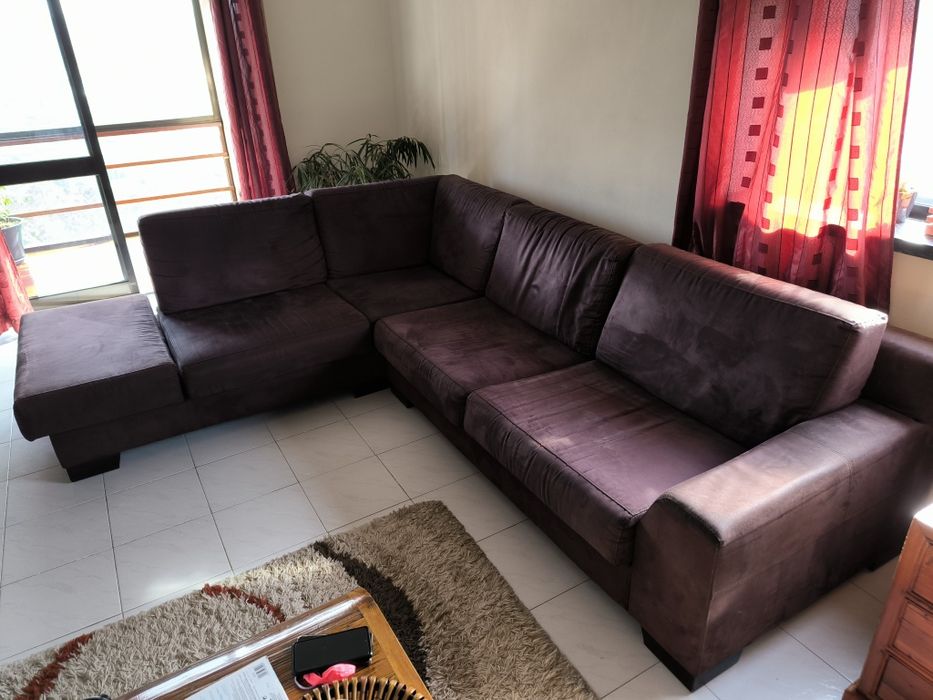 Sofá de canto com chaise lateral marca Stoffus