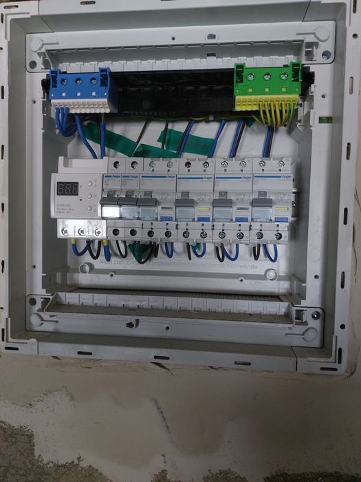 Електрик , Електро-монтажні роботи.