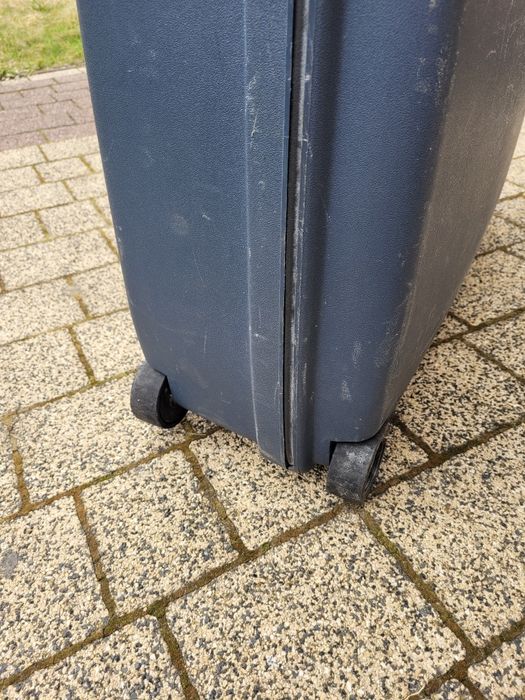 Duża "pancerna" walizka Samsonite