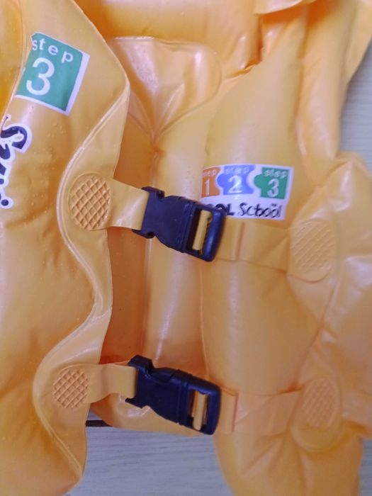 Страхувальний надувний жилет для дітей.