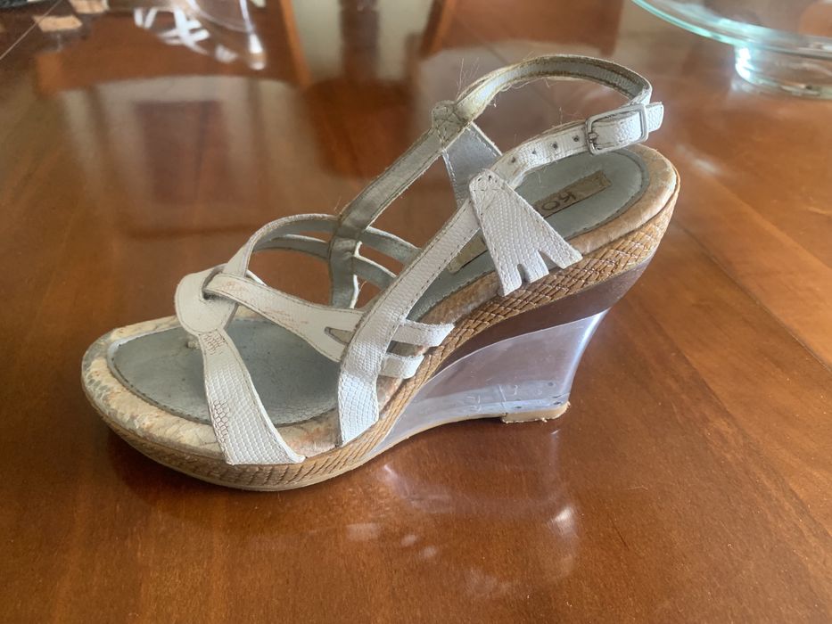 Sandalias de cunha , brancas, confortaveis, originais