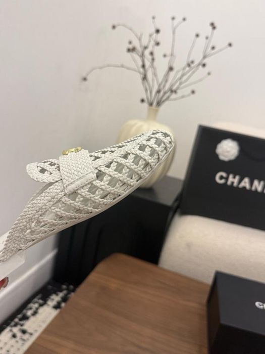 Klapki CHANEL White Leather