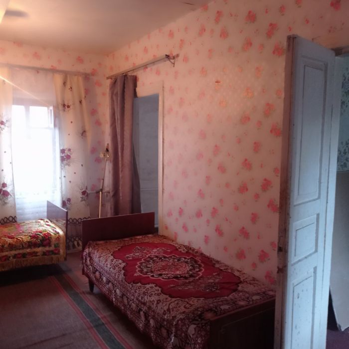 Продається пів будинку.