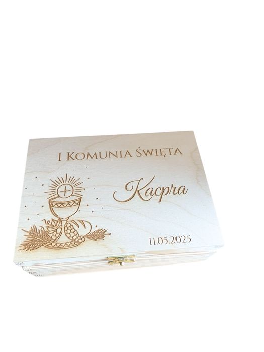 Drewniane pudełko z upominkami.  pamiątka pierwszej komunii