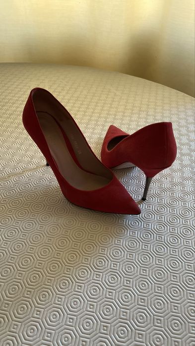 Sapato encarnado salto alto