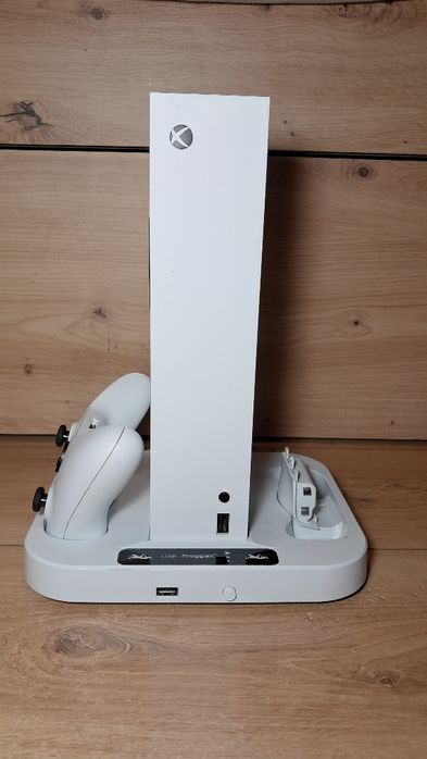Konsola Xbox series s z podstawką chłodzącą i dwoma akumulatorami