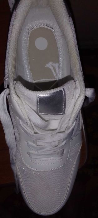 Продам Жіночі кросівки нові, розмір 39-40