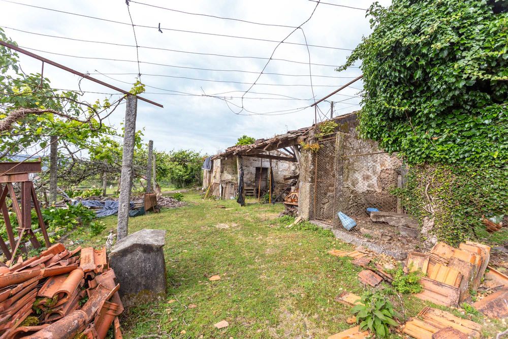Moradia classificada de interesse arquitetónico com logradouro e terreno sobrante com viabilidade de construção.