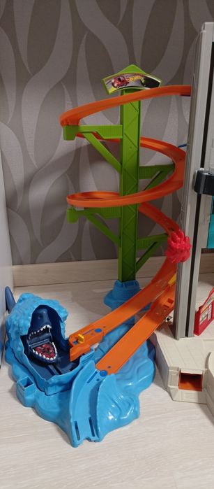 Мега гараж Хот Вилс. Большой гараж.