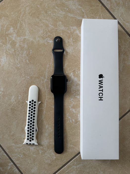 Apple Watch Se (Gen. 2) 44mm + dwa paski