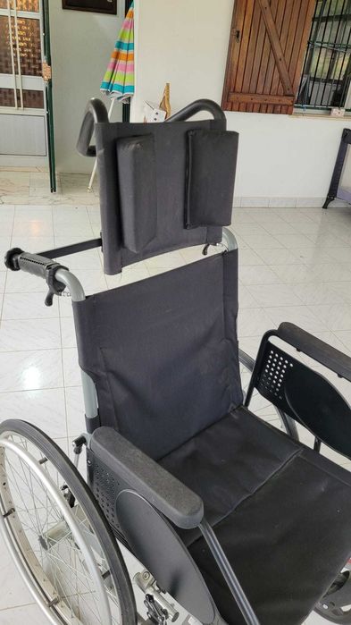 Cadeira de rodas com apoio cabeça