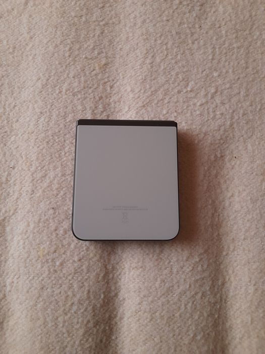 Tenho para venda este samsung z flip5