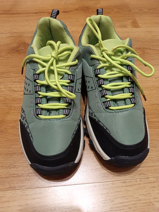 Жіночі трекінгові кросівки