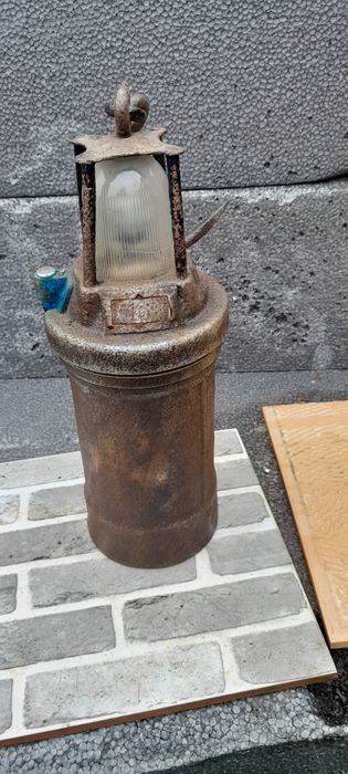 Zabytkowa lampa Górnicza