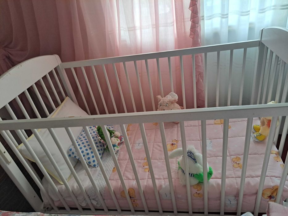 Tudo incluído: cama de grades c/ colchão, lençóis, cobertas, resgardos