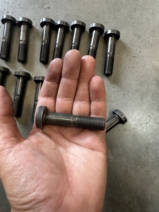 Шпилька задня кріплення колеса спрінтер W906 W907 Sprinter