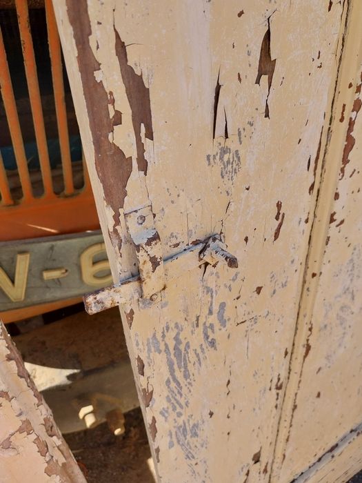 Portas antigas com ferragens