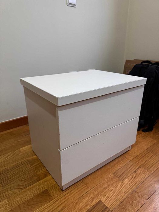 Mesinha de cabeceira MALM