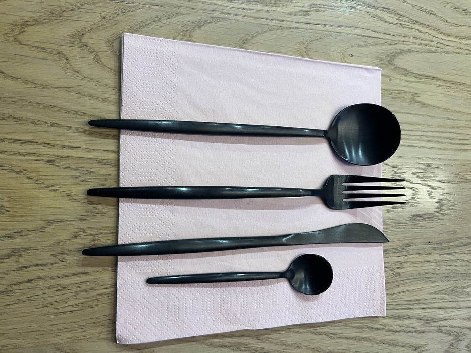 Sztućce firmy Homla - czarne 24 szt