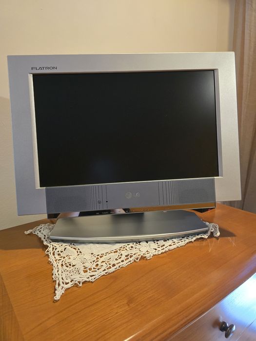 Televisor LG com 47cm de largura e 31cm de altura