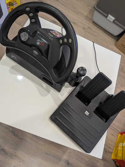 Vários artigos Nintendo 64 (consola, comandos, volante, acessórios)
