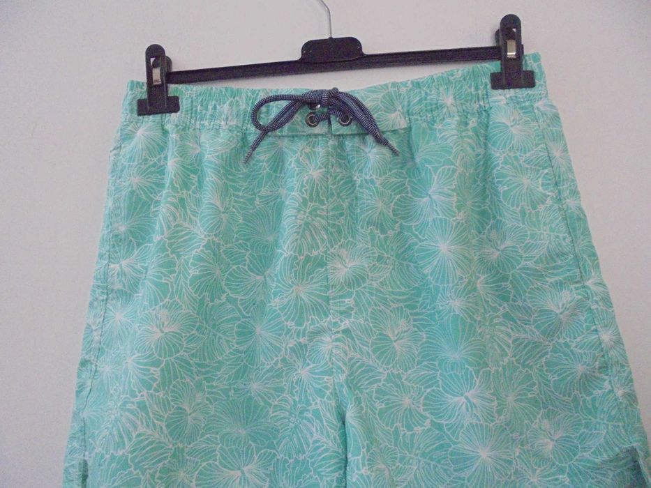 calção de homem cor verde e branco