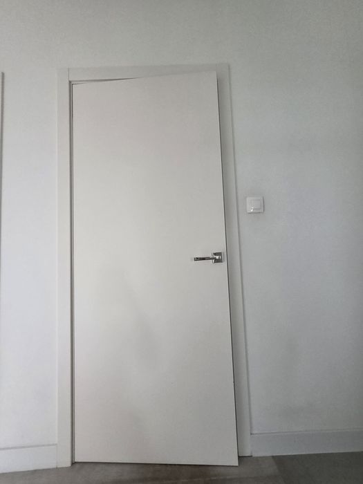 Białe drzwi wewnętrzne