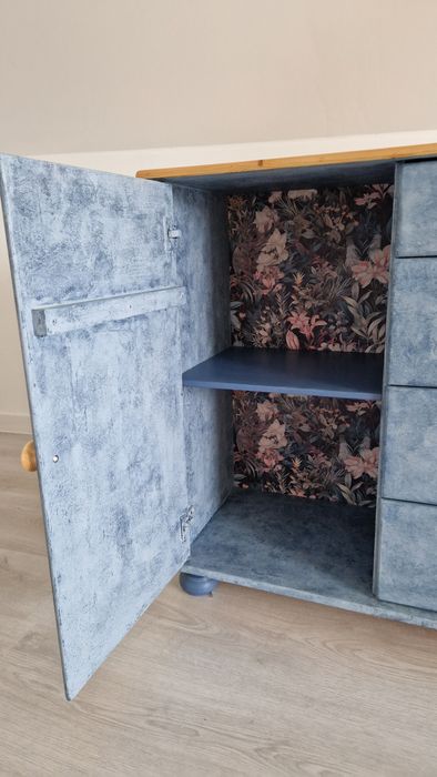 Niebieska komoda sosnowa z elementami drewna