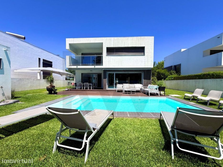 Moradia Isolada de Luxo, T5 com Piscina para a venda em Santo António