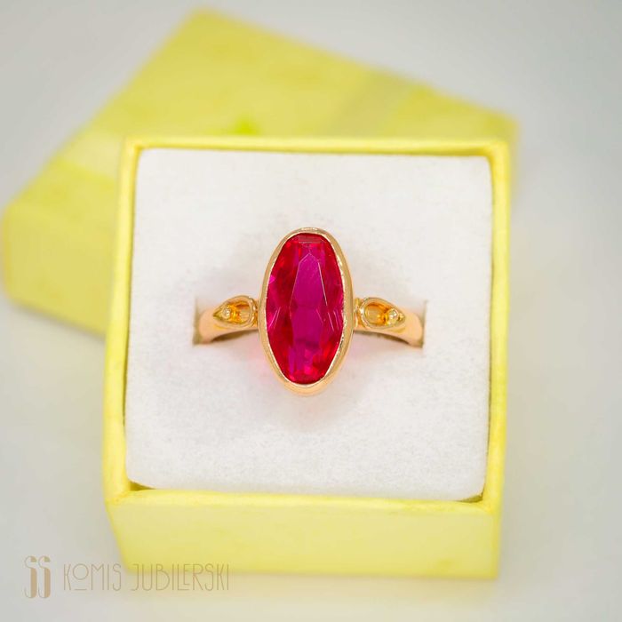 Złoty pierścionek z różowym kamieniem