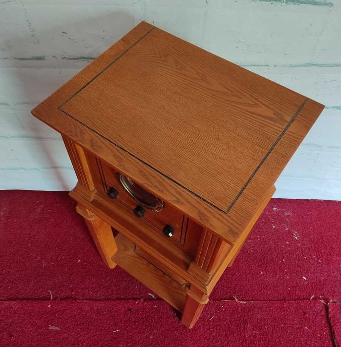 Mesa de apoio retro com rádio AM/FM e leitor de cassetes
