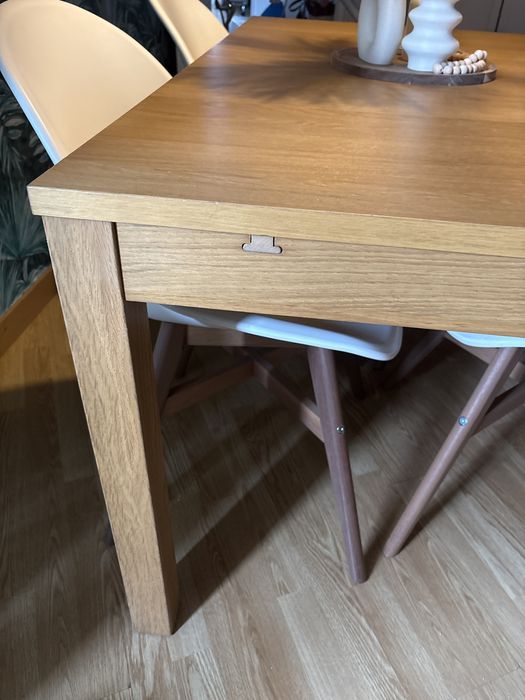 Mesa de sala com quatro cadeiras