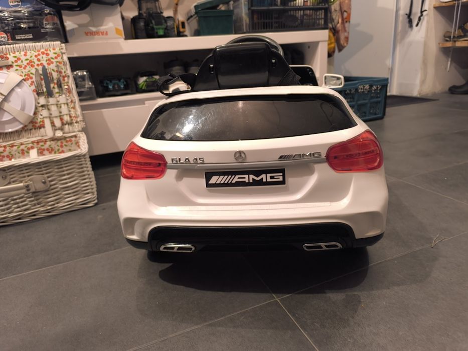 Elektryczne autko Mercedes AMG GLA45