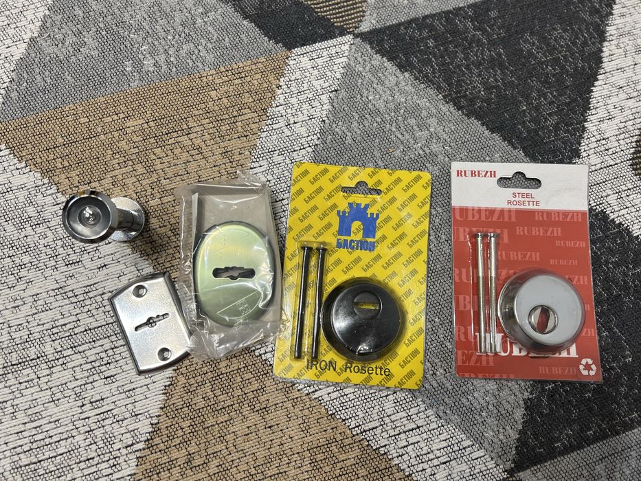 Дверні ручки, різні моделі, комплектуючі для дверей