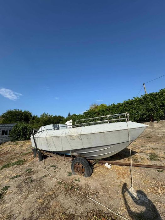 Катер пластиковий