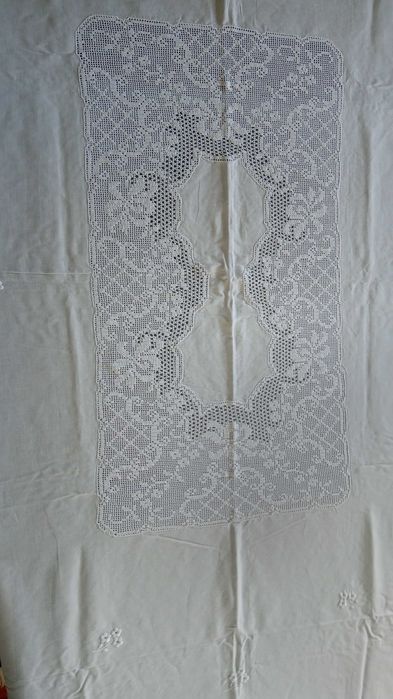 Toalha de Mesa em linho e crochet