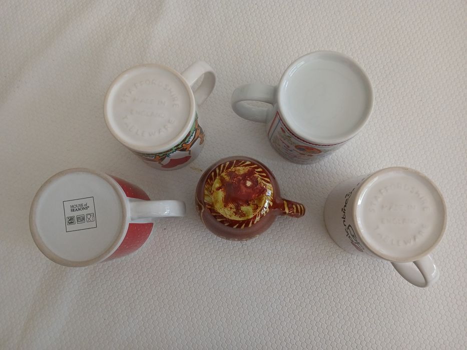 Canecas ou chávenas diversas,  cada uma