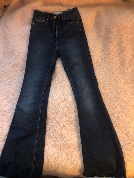 Jeansy dzwony Stradivarius